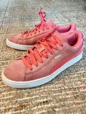 PUMA Suede Classic Remaster Emboss Porcelain Rose Pink/White Women's Size 7.5